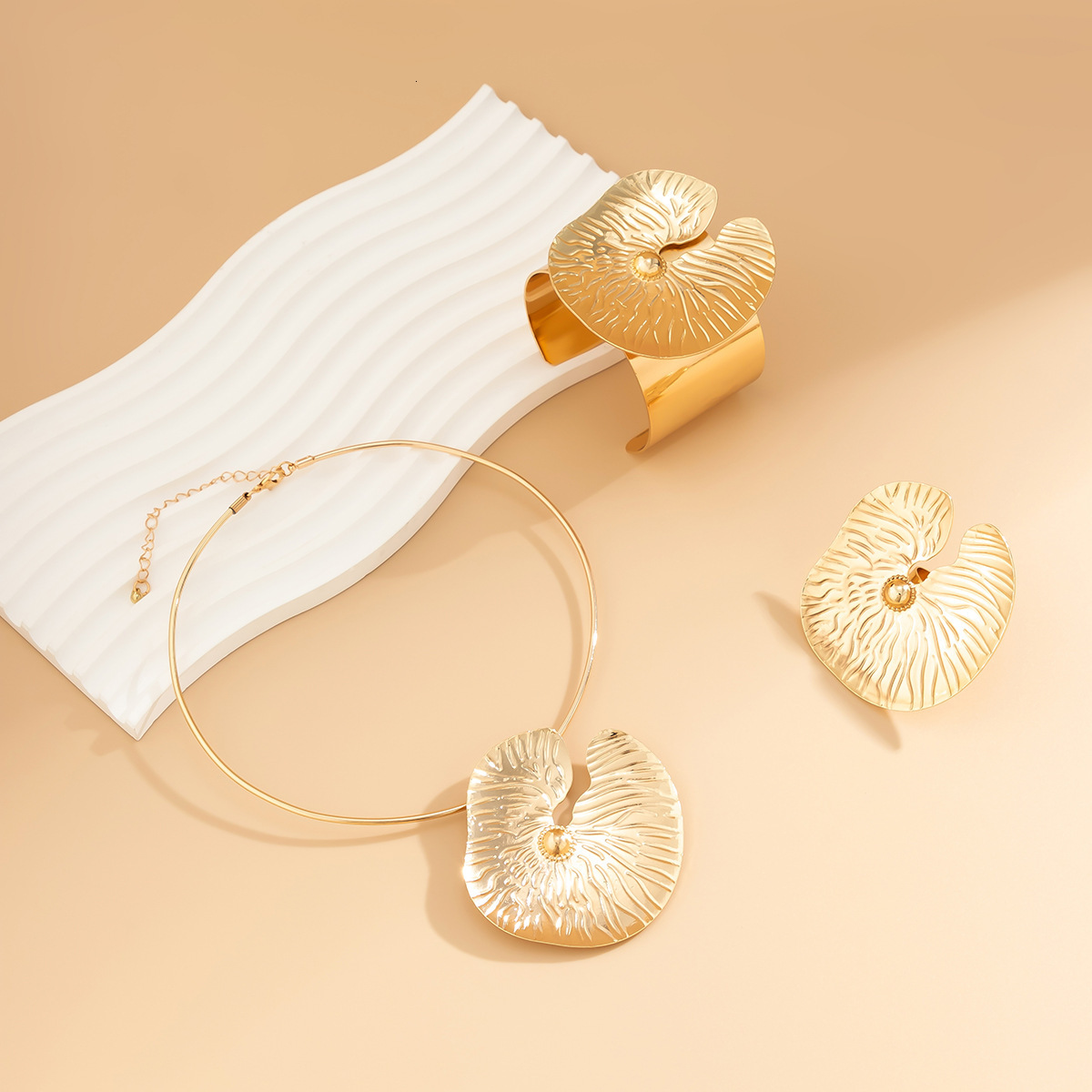 Woman Exaggerated Punk Cyber Style Metal Jewelry with Lotus and Large Leaves Necklace for fashion Women