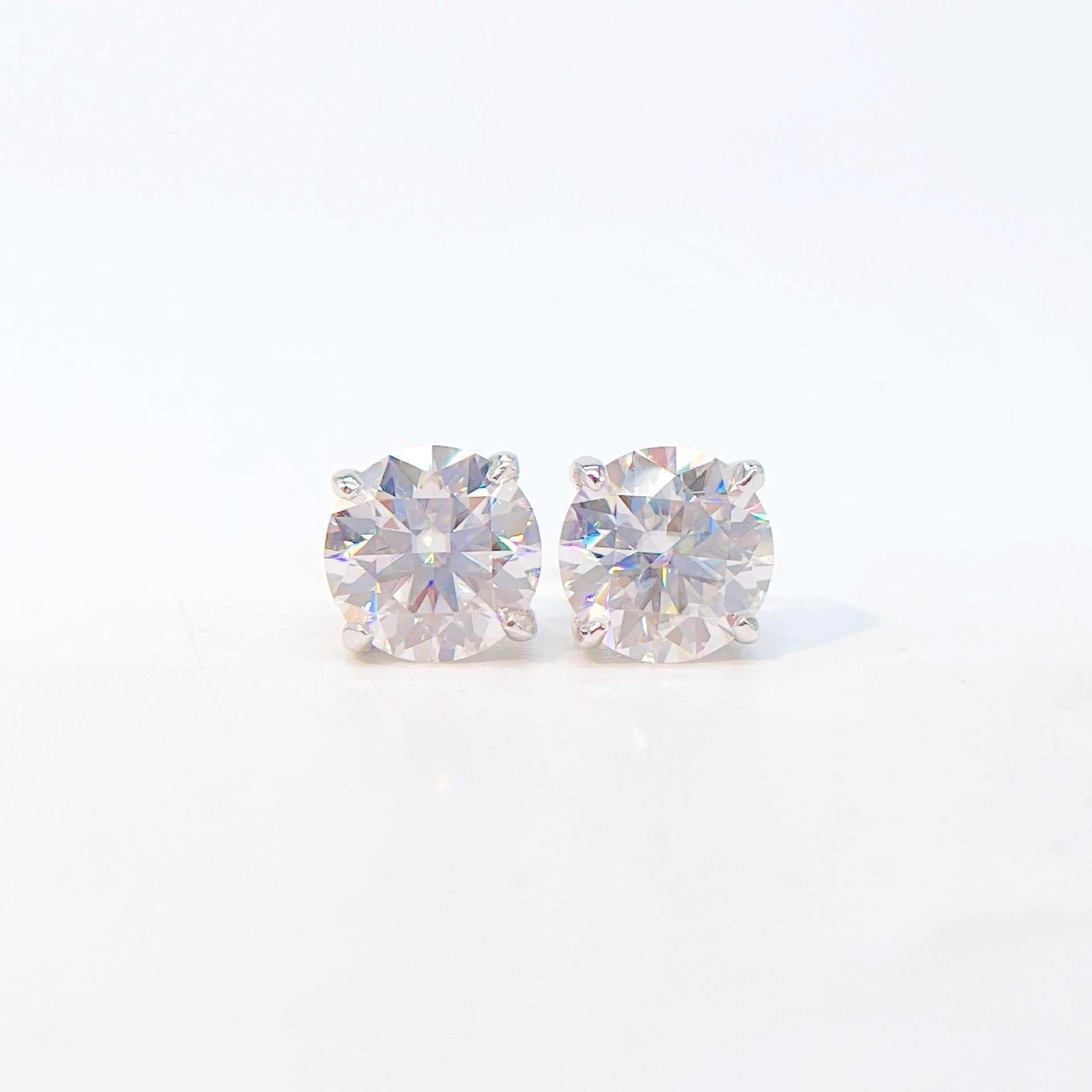 Hot selling 925 silver ear nail with four claws craftsmanship inlaid with a single D-color moissanite simple for both men and women