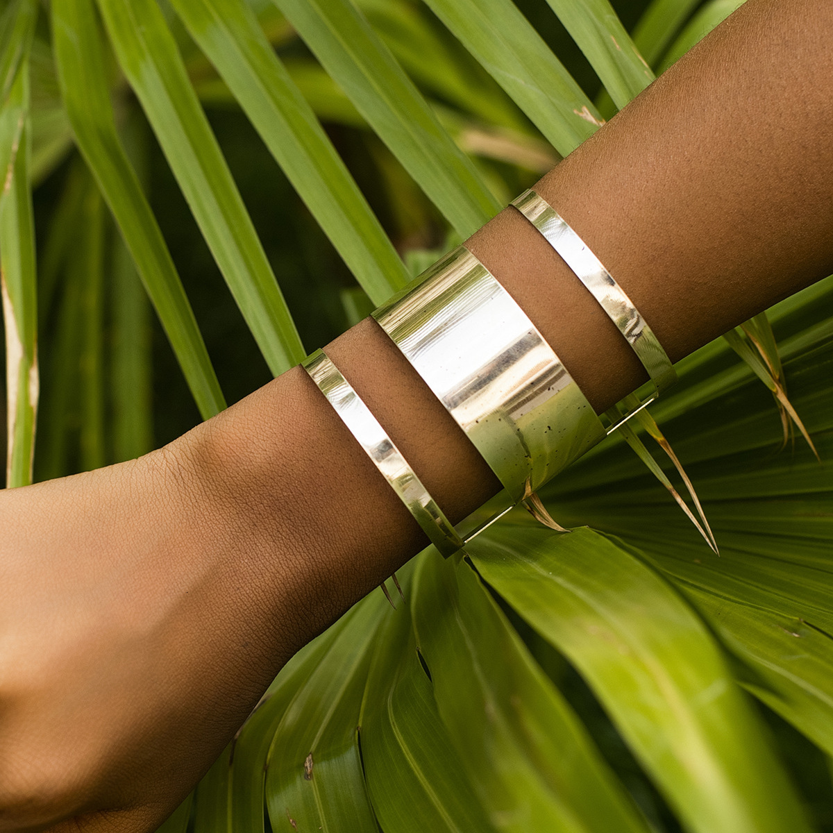 Woman Jewelry wide design and feminine personality with punk style opening metal glossy coil fashion bracelet