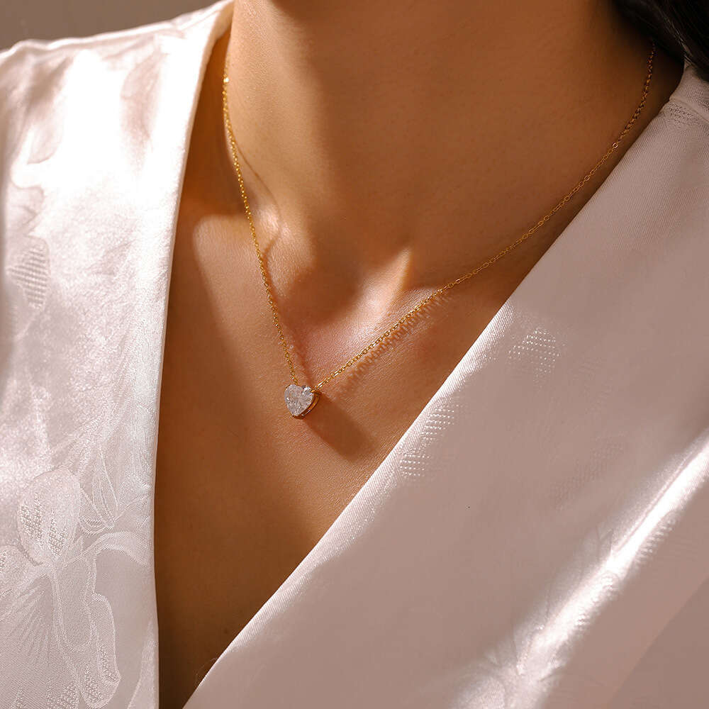 New niche love zircon pendant, layered collarbone chain, women's minimalist temperament, titanium steel gold-plated necklace