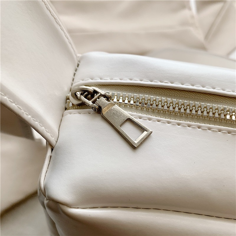 Spacious Women's Leather Tote with Stylish Messenger Design for Everyday Use