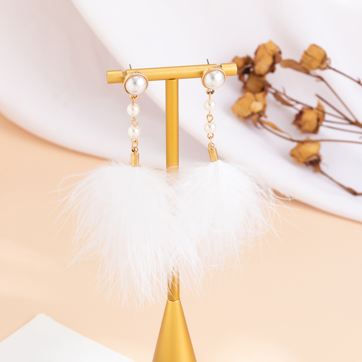 fashion Woman Jewelry style, personality, simplicity, and niche earrings. Feminine temperament, feather tassels, imitation pearl earrings