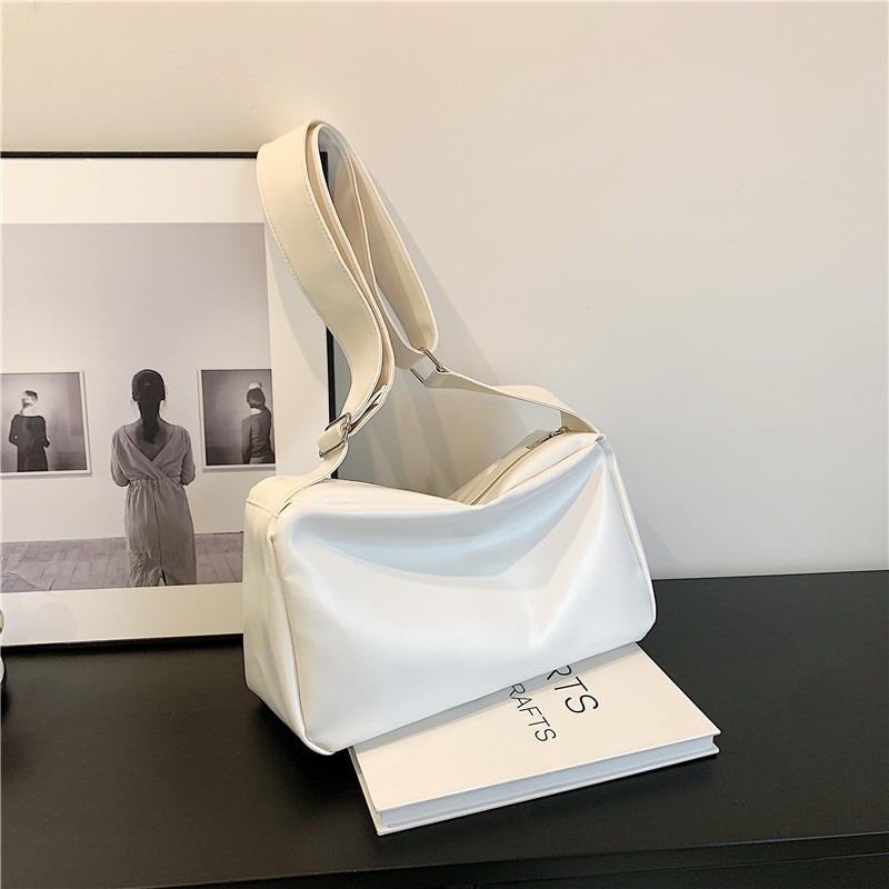 Spacious Women's Leather Tote with Stylish Messenger Design for Everyday Use