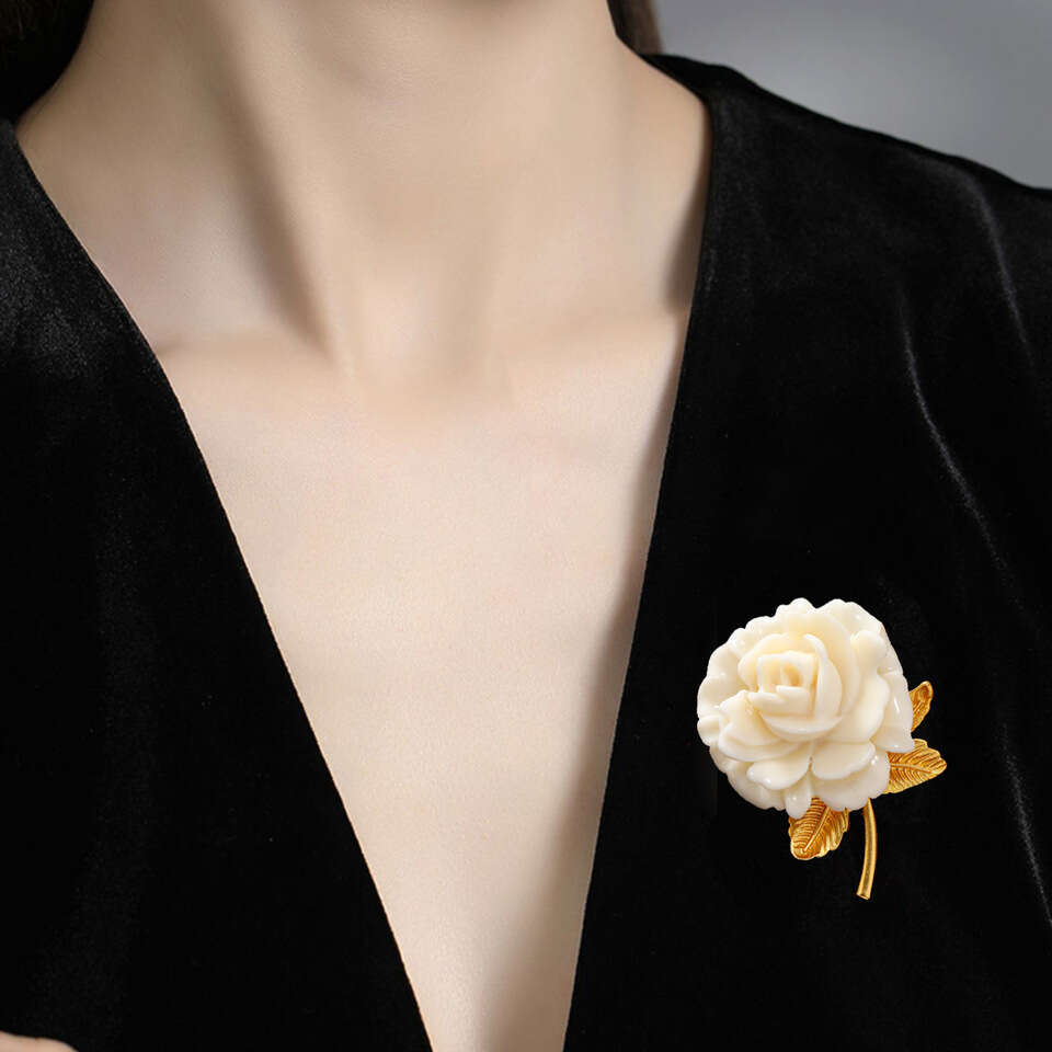 High end white rose elegant temperament and fashionable personality, versatile suit jacket with brooch