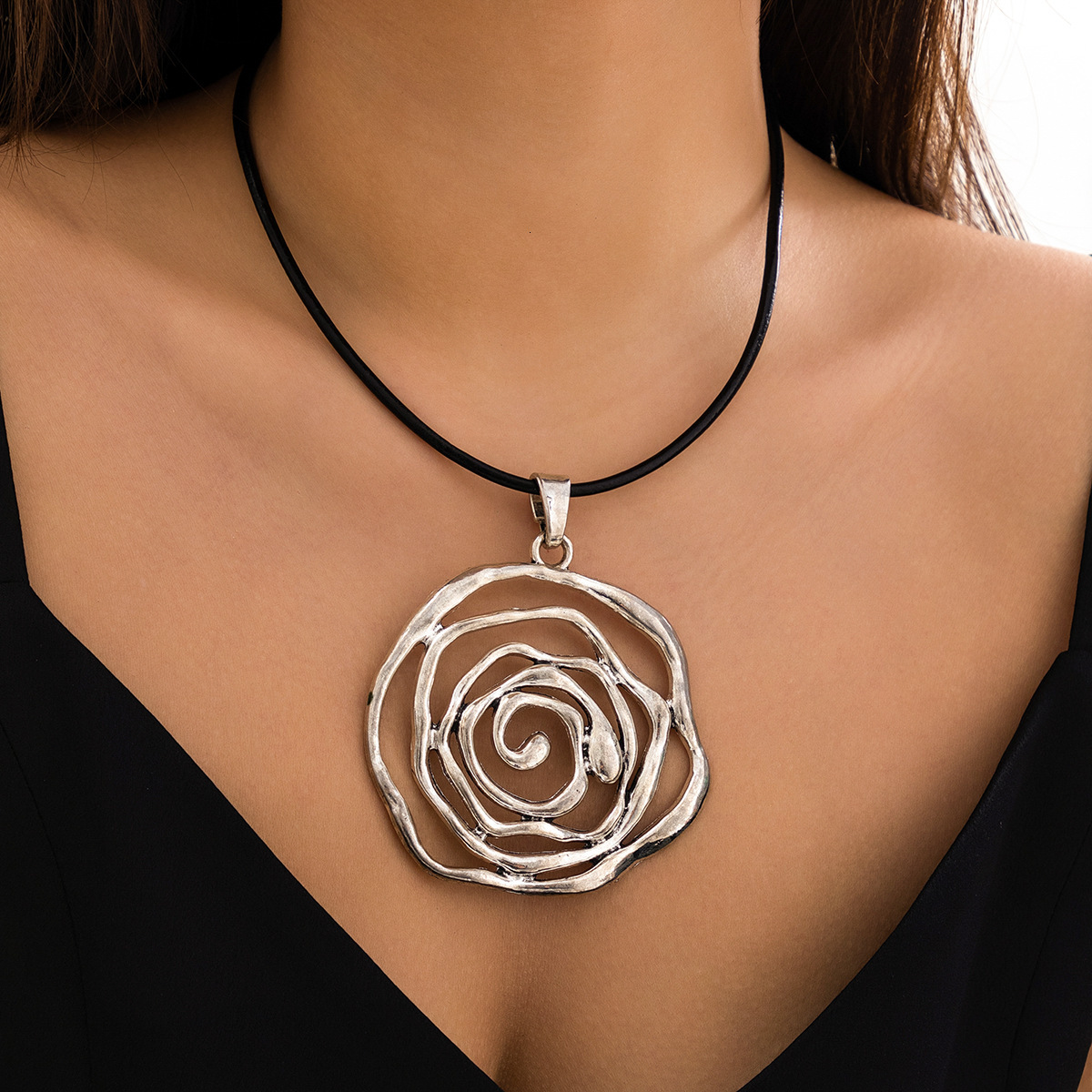 fashion Sweet Cool Pull Choker wer Necklace Female Exaggerated Rose Collar Woman Jewelry