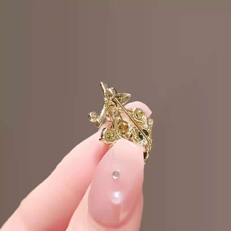 Mini Exquisite Grape Pins with Temperament and Versatile Suit Bracelet Cute Anti glare Fixed Buckle Women's Compression Lapel Purple