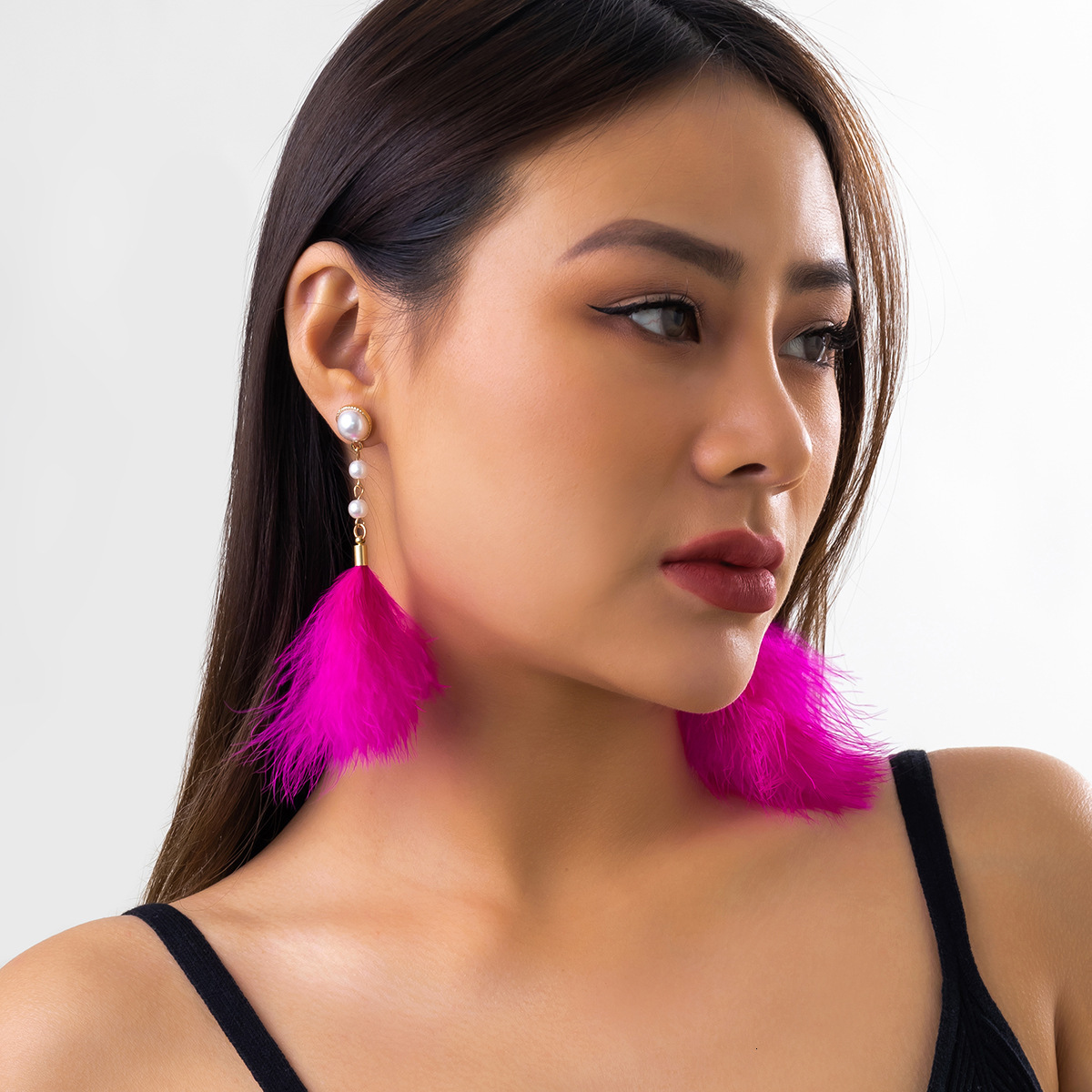 fashion Woman Jewelry style, personality, simplicity, and niche earrings. Feminine temperament, feather tassels, imitation pearl earrings
