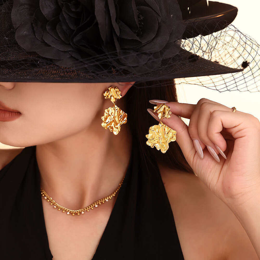 Personalized and trendy earrings with hammer patterns, folded leaves, exaggerated earrings, stainless steel PVD electroplating, color preserving jewel