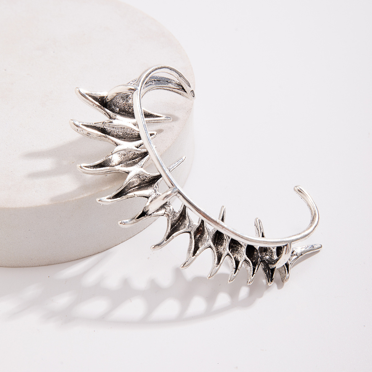 fashion Gothic style spurs, thorns, bone studs, jewelry, sweet and cool spine bones, no holes, hooks, ear clips for women