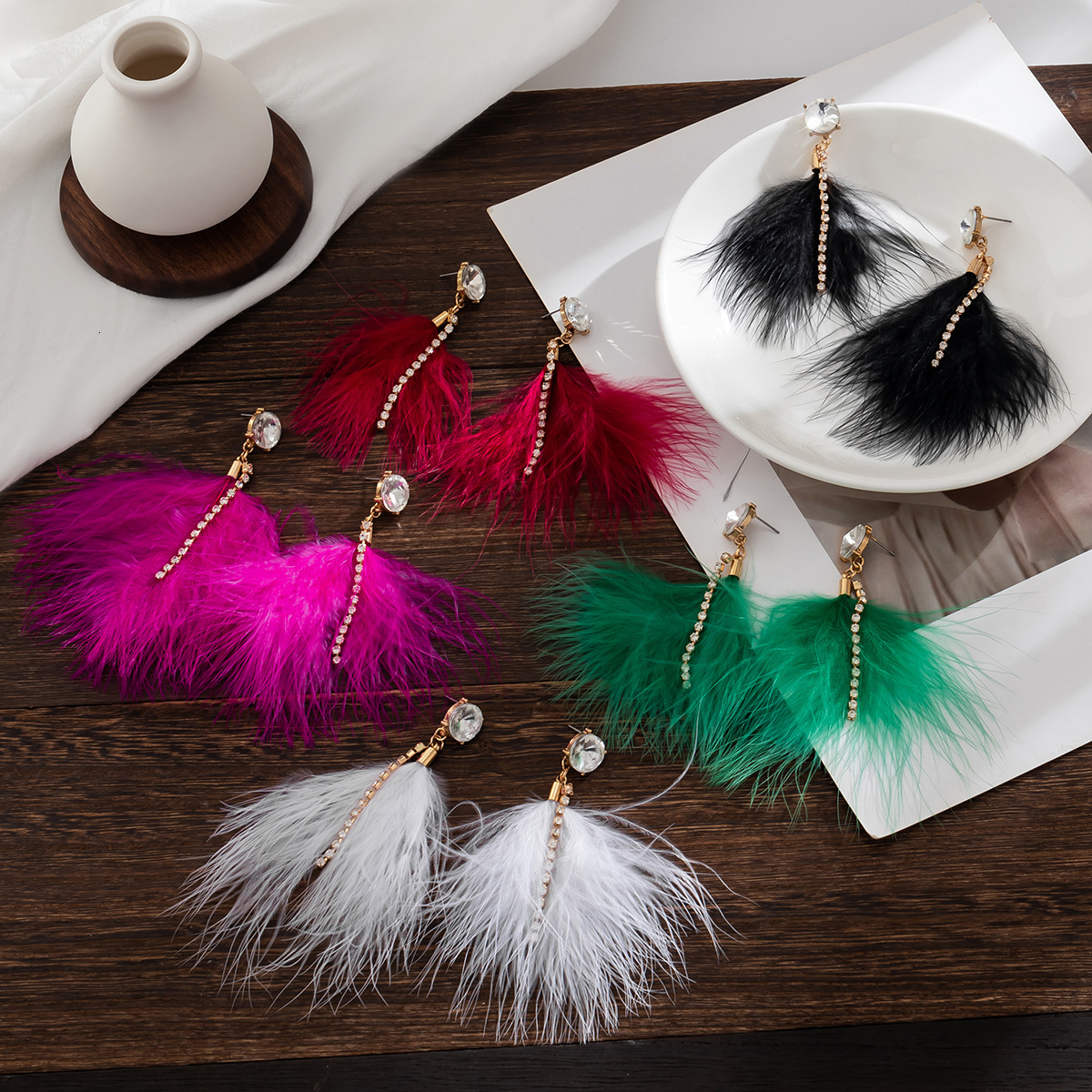 fashion Woman Jewelry style, personality, simplicity, and niche earrings. Feminine temperament, feather tassels, imitation pearl earrings
