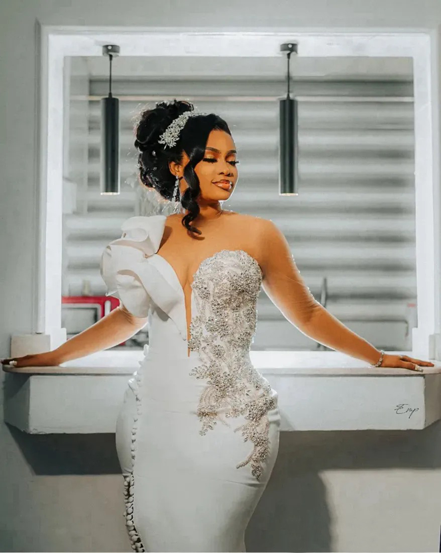 2025 Mermaid Dress Bride Illusion Bridal Sheer Neck Long Sleeves Side Split Crystals Decorated Wedding Gowns for African Nigeria Blac
