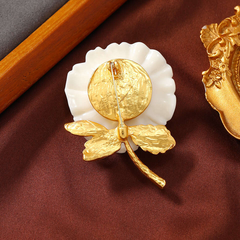 High end white rose elegant temperament and fashionable personality, versatile suit jacket with brooch