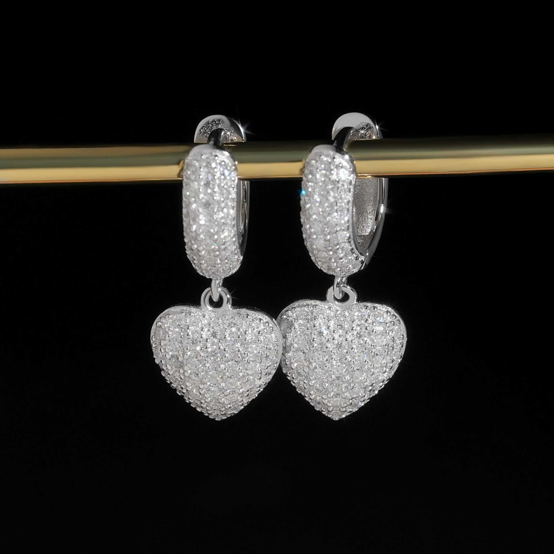 Diamond Hair New 2024 New Mens and Womens Heart S925 Pure Silver Earrings VVS Moissanite Hip Hop Earrings