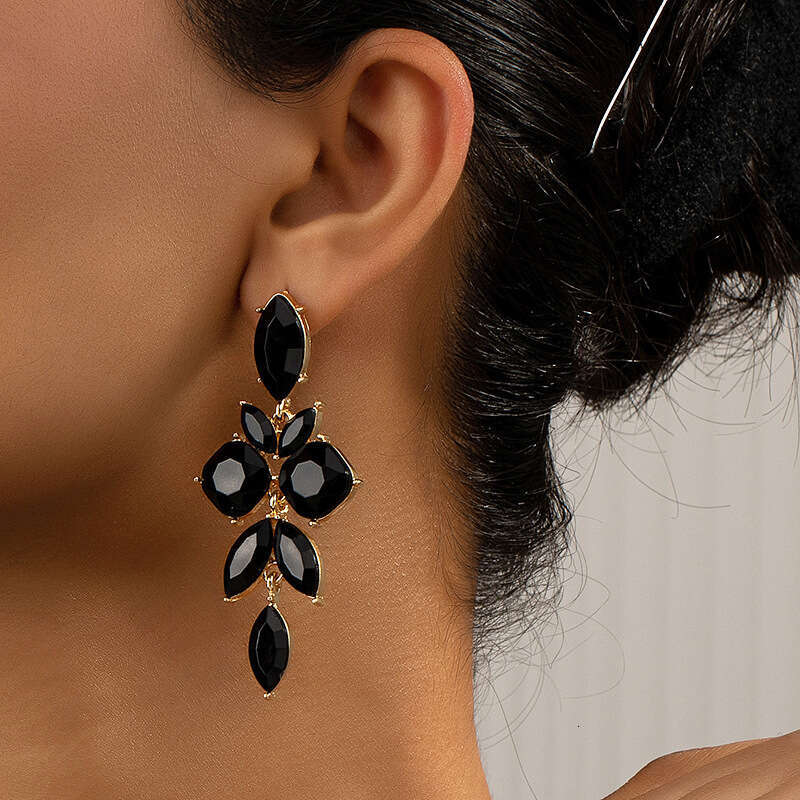 New style with fashionable, simple trendy alloy and dia studded leaf earrings for women
