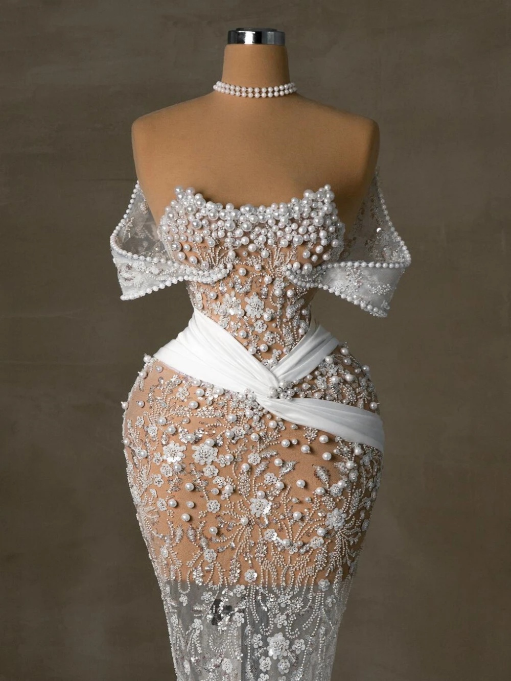 Designer Evening Dresses For Women Off Shoulder Sleeveless Gown See Through Sequins Lace Pearls Sweep Train Customized Dress
