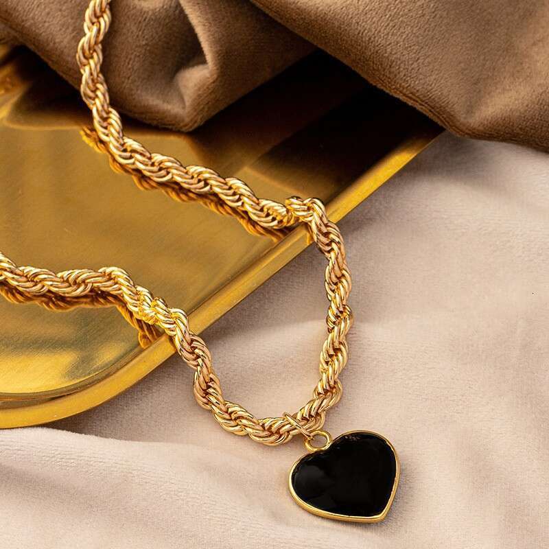 A new love heart black temperament necklace with a trendy, urious and niche design for women