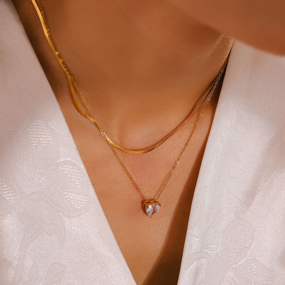 New niche love zircon pendant, layered collarbone chain, women's minimalist temperament, titanium steel gold-plated necklace