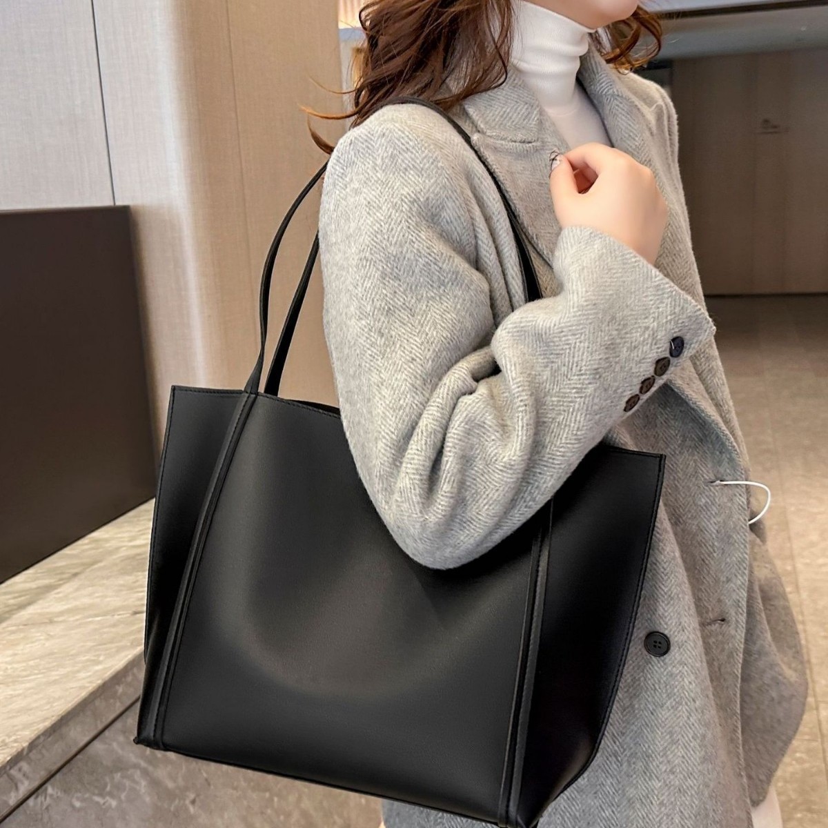 Fashionable Wide-Mouth Carryall with Spacious Interior - New Style Shoulder Bag
