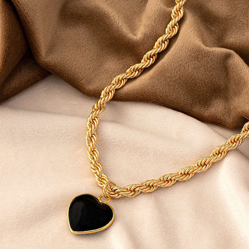 A new love heart black temperament necklace with a trendy, urious and niche design for women