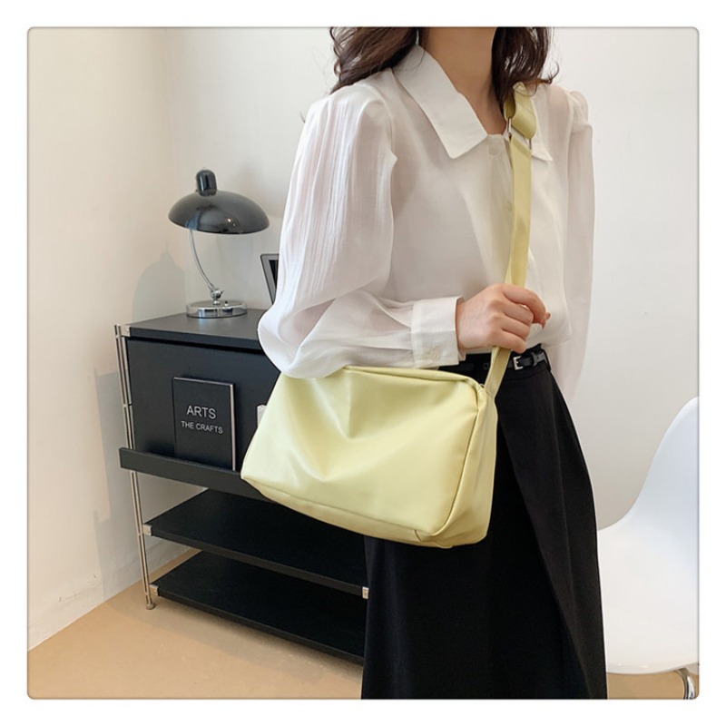 Spacious Women's Leather Tote with Stylish Messenger Design for Everyday Use