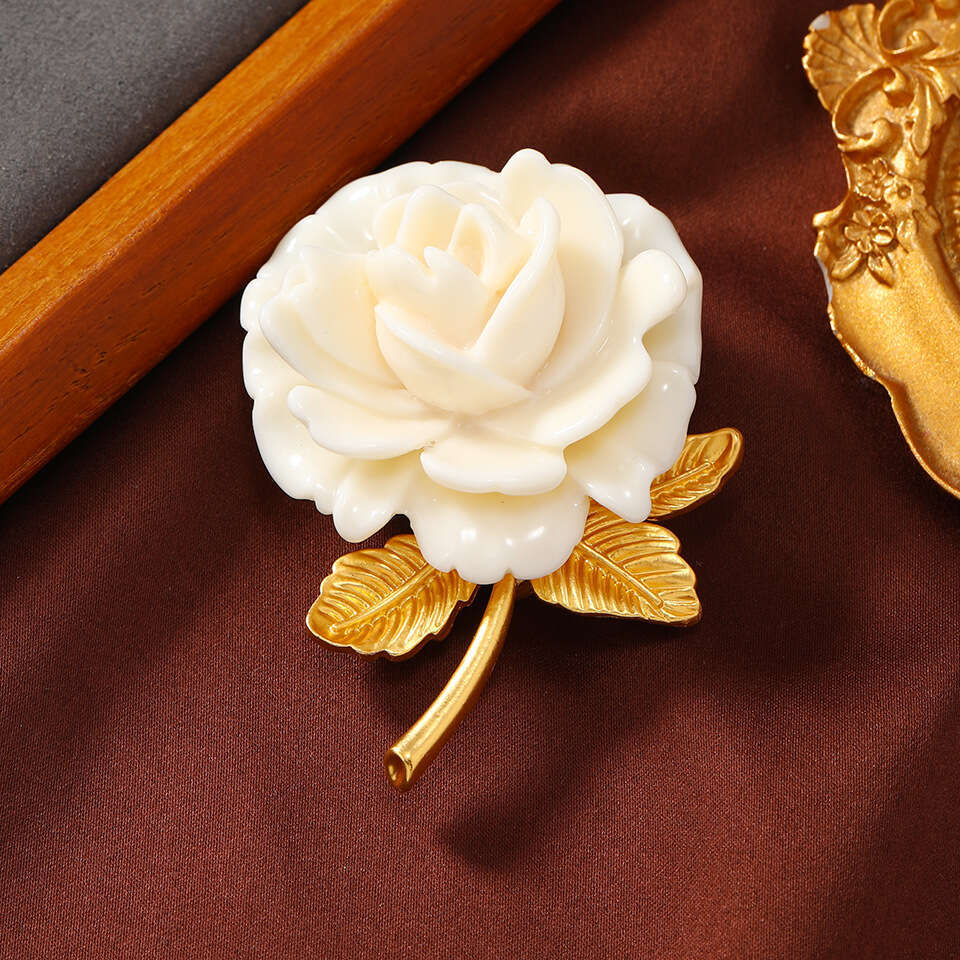 High end white rose elegant temperament and fashionable personality, versatile suit jacket with brooch