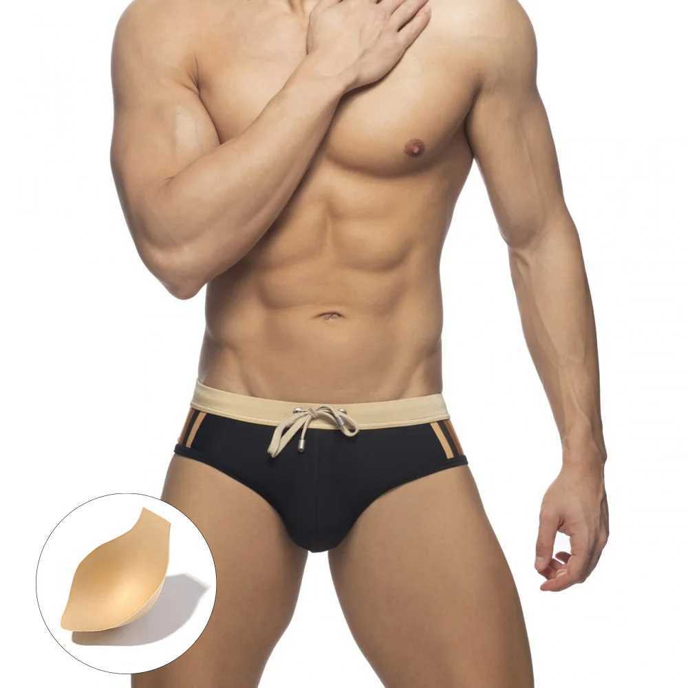 Mens Color Blocked Simple And Sexy Close Fitting Triangular Swimming Trunks With Pad W250214