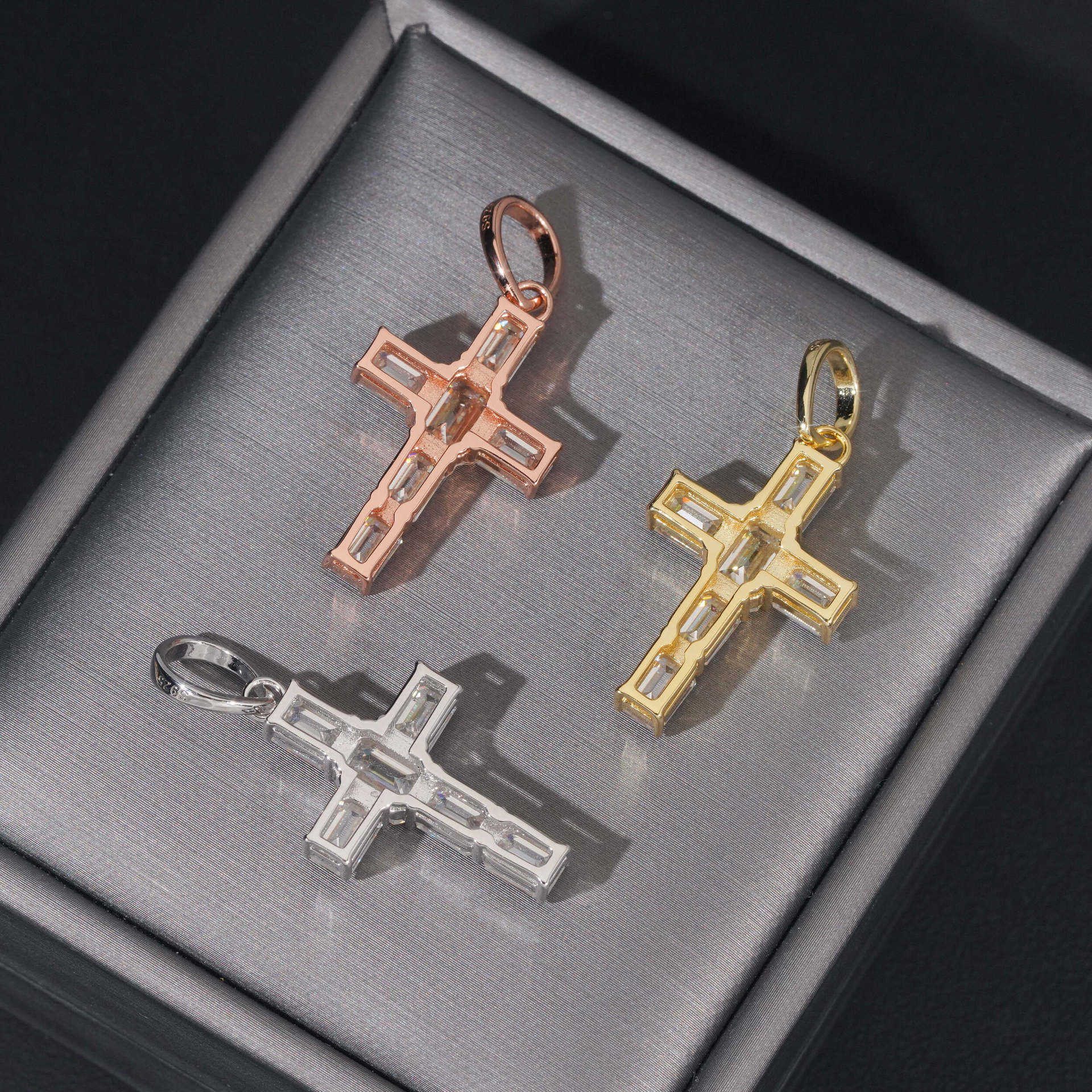 New cross hip-hop pendant 925 silver inlaid moissanite personalized fashion style mens and womens necklace accessories