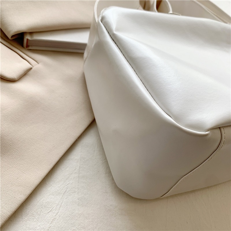 Spacious Women's Leather Tote with Stylish Messenger Design for Everyday Use