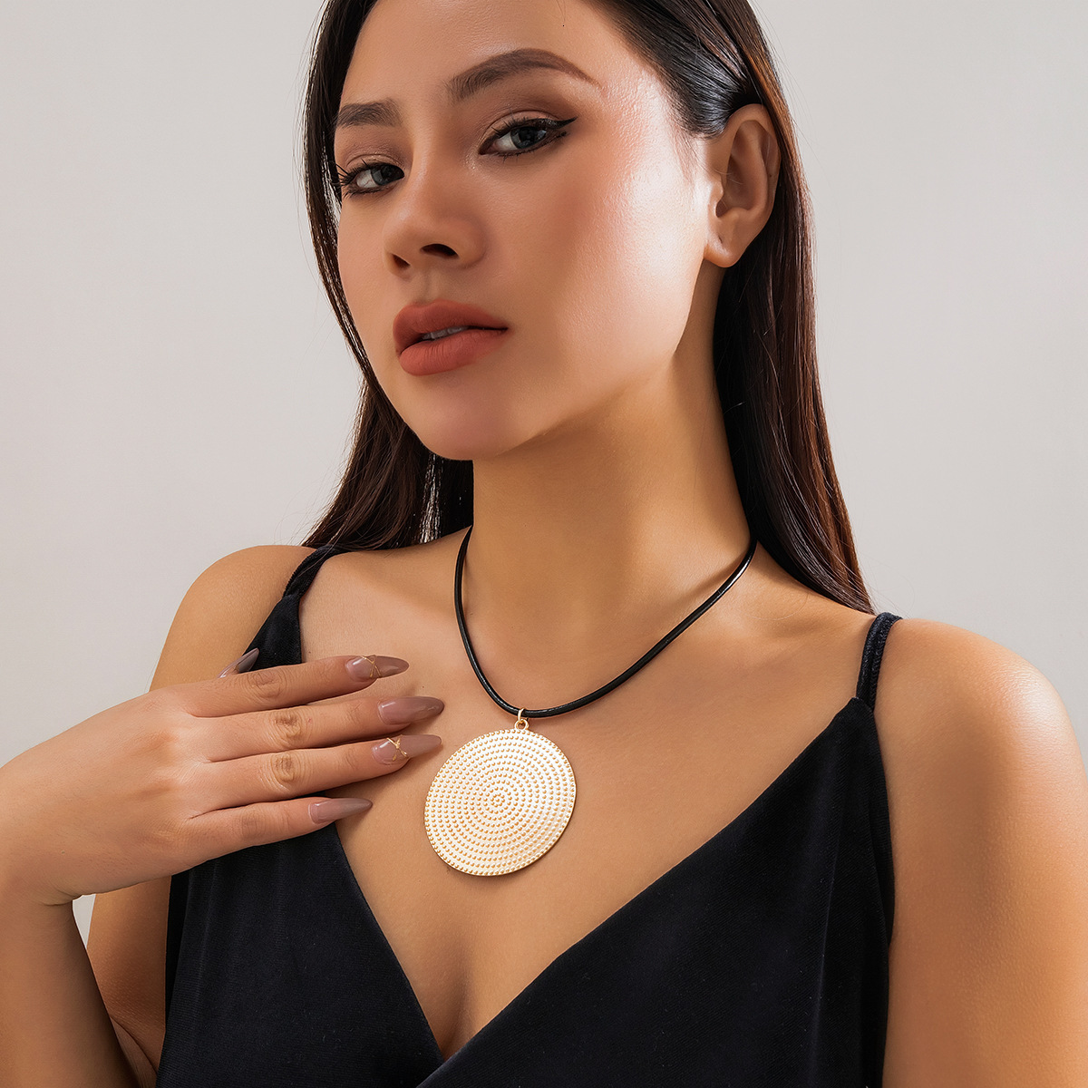 Woman fashion Alloy round pendant with cool style simple metal necklaces, women's accessories