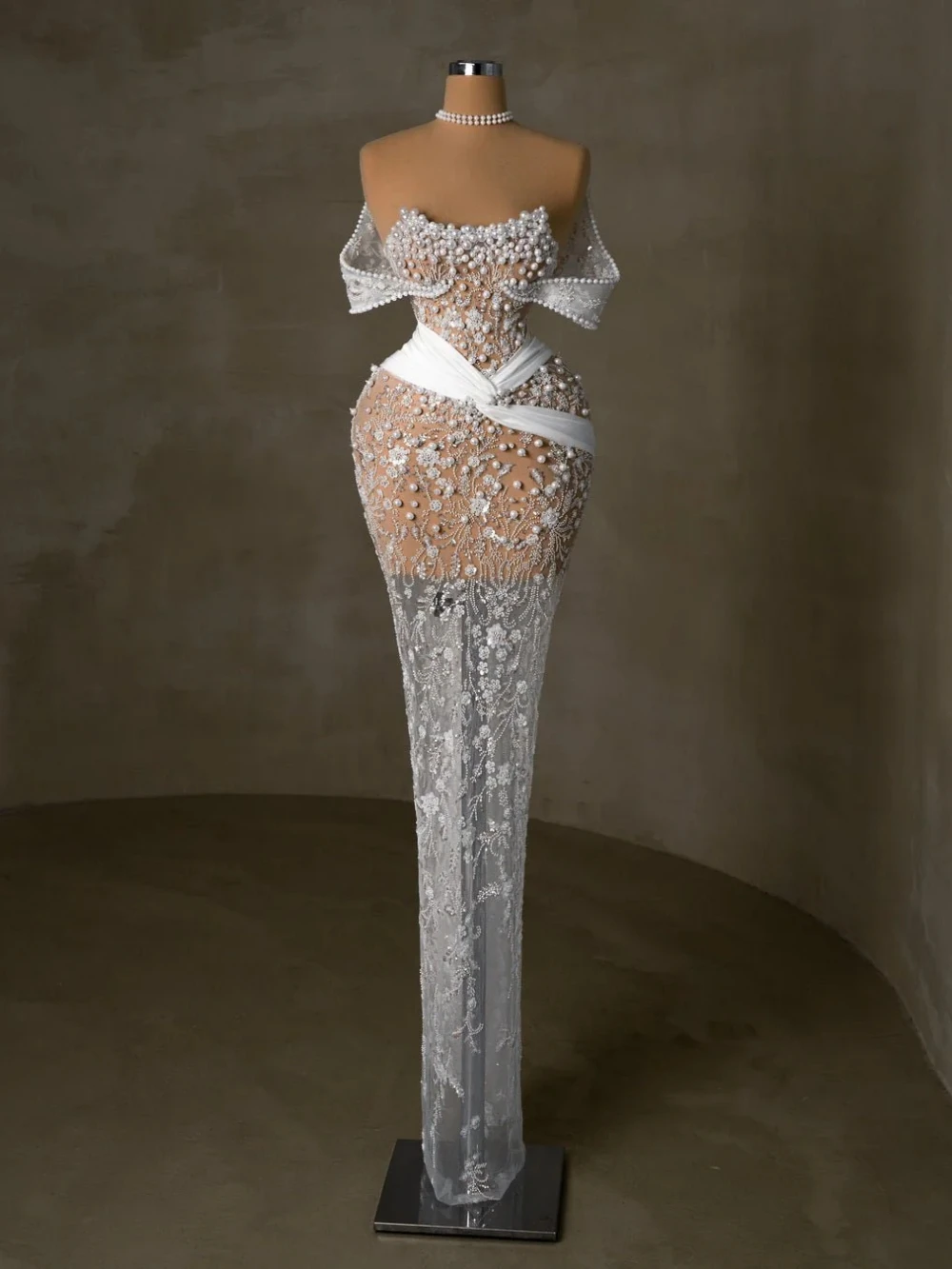 Designer Evening Dresses For Women Off Shoulder Sleeveless Gown See Through Sequins Lace Pearls Sweep Train Customized Dress