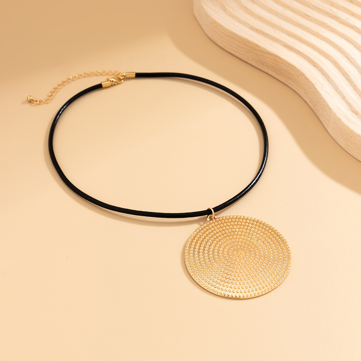 Woman fashion Alloy round pendant with cool style simple metal necklaces, women's accessories