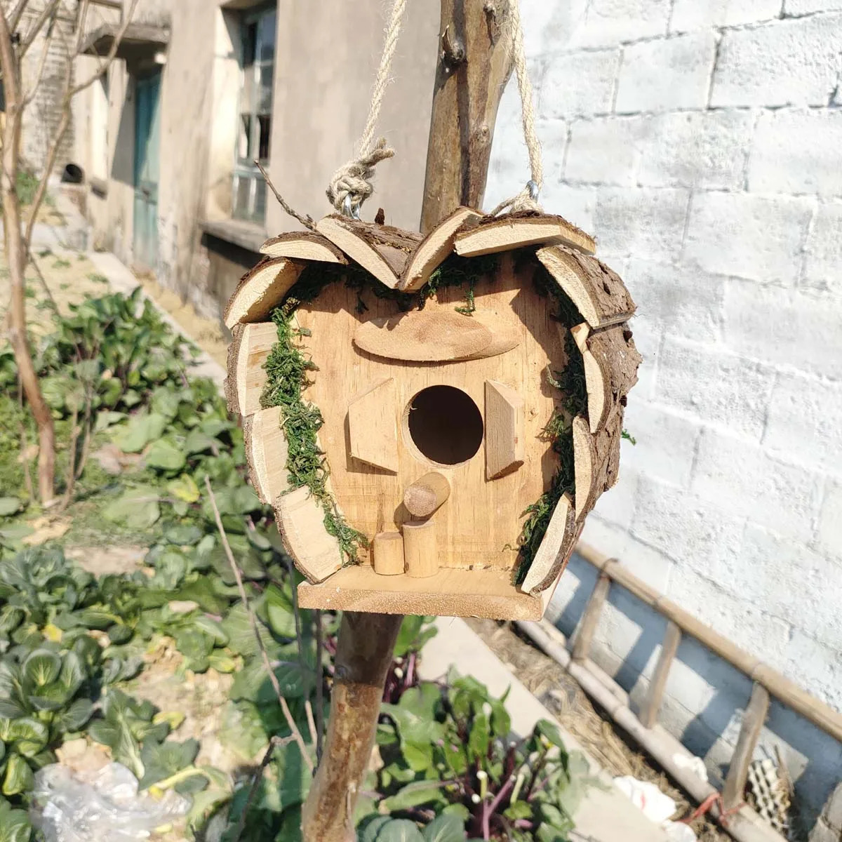Wooden Birds Nest Outdoor Hanging Heart-Shaped Birds Nest House with Pole Small Birdcage House Budgie Bird House 1 Piece 250206