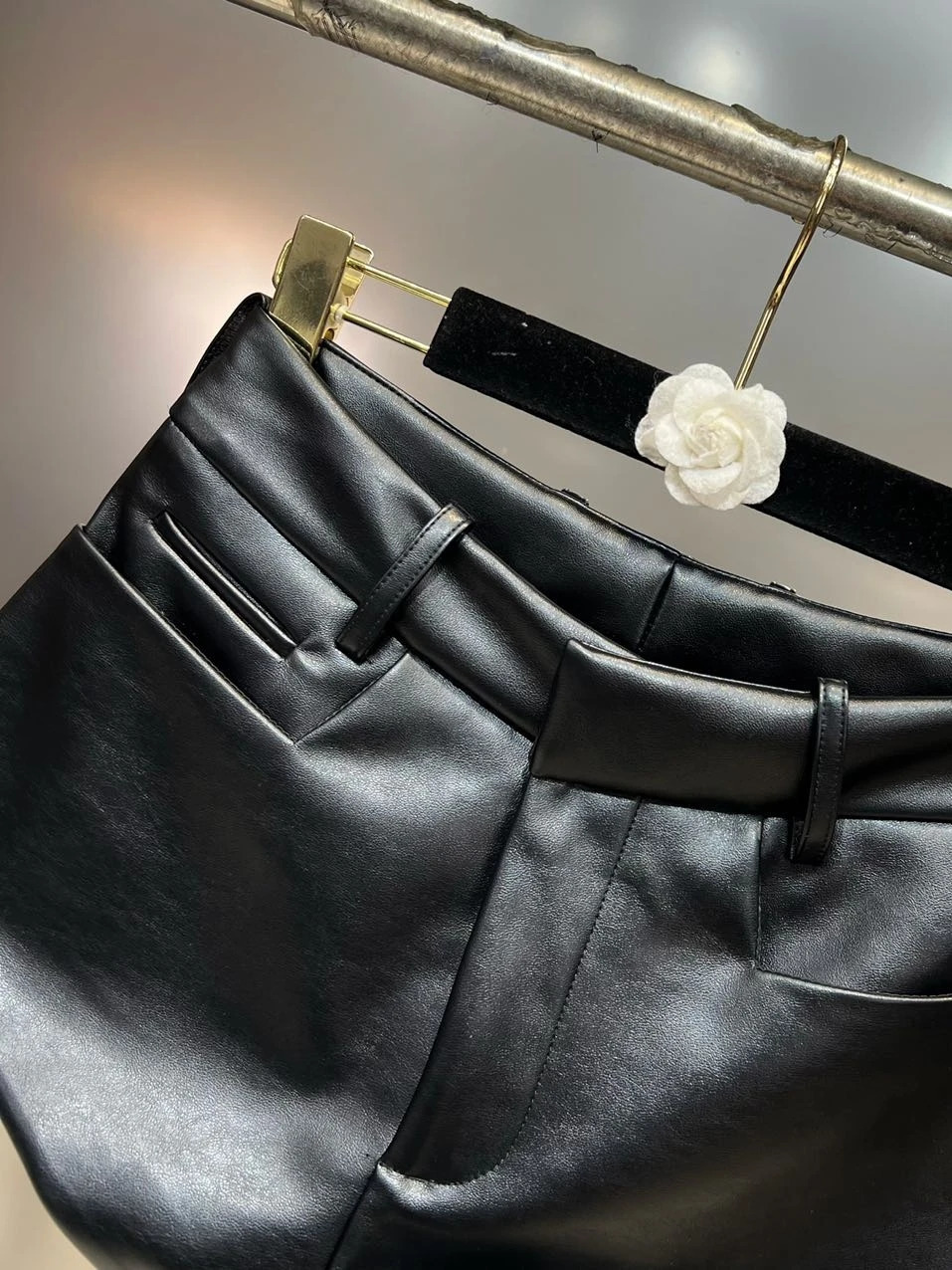 PREPOMP 2024 Spring Collection Pockets n Black Slim Pu Leather Short GP232 250213