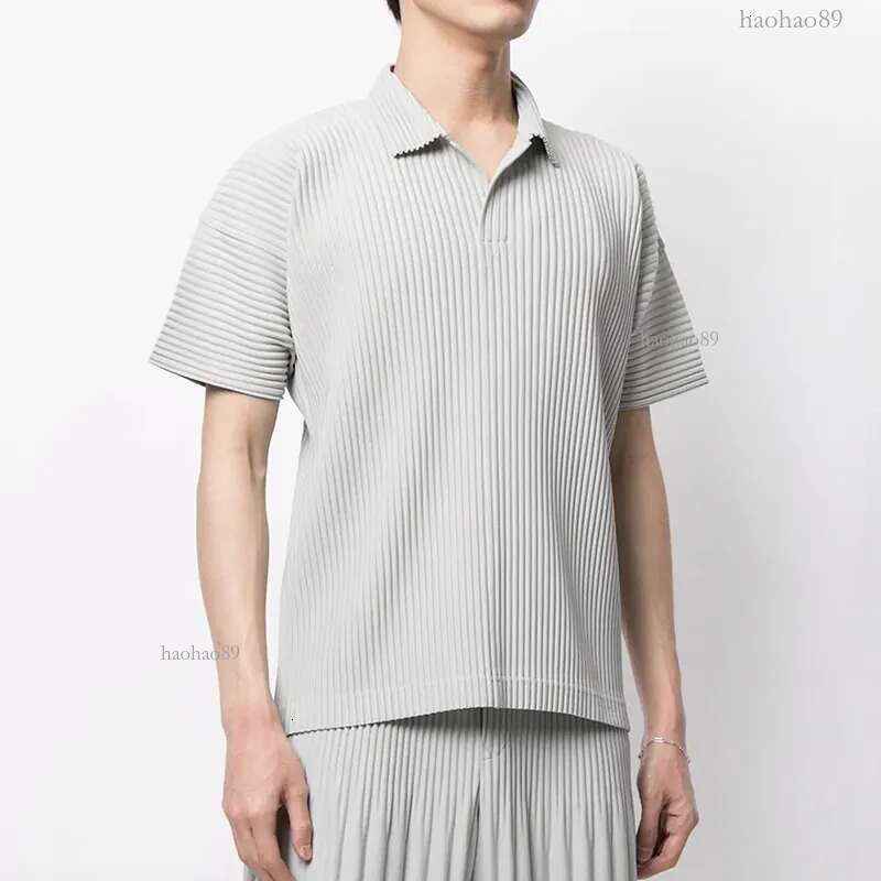 Men's Polos Simple Casual Miyake Homme Plisse Pleated Fabric Loose Top Lapel Short Sleeve Polo Shirt 230526