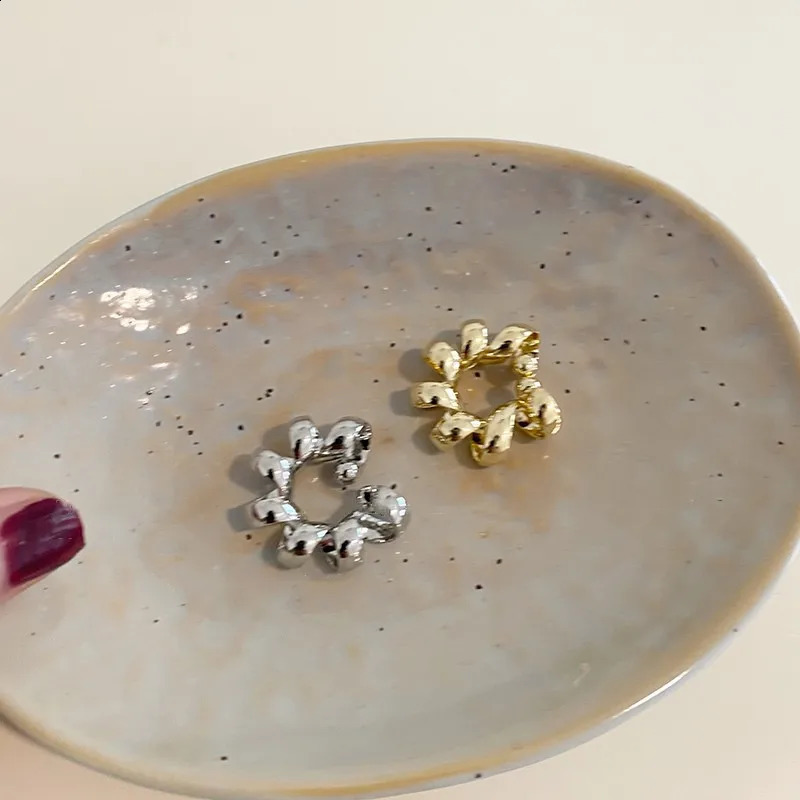 Simple Metal C Shape Hollow Ear Clip for Women Personality Twisted Irregular Non Piercing Cartilage Cuff Jewelry Accessories 250213