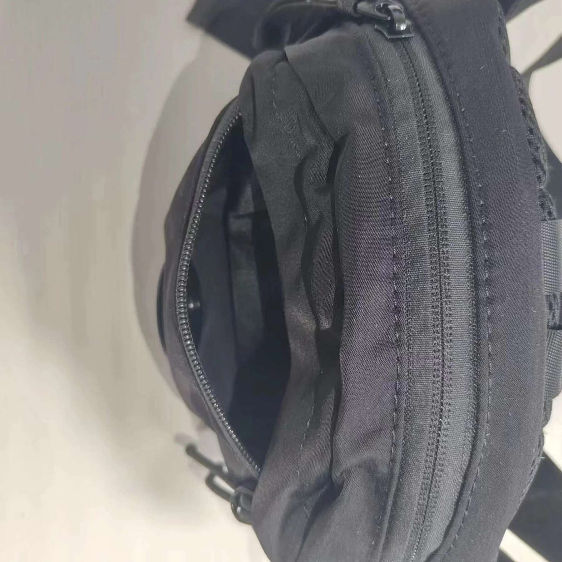 2025 New Fashion Men Chest Trend Design Black Nylon Crossbody Outdoor Leisure Simple Sports Bag