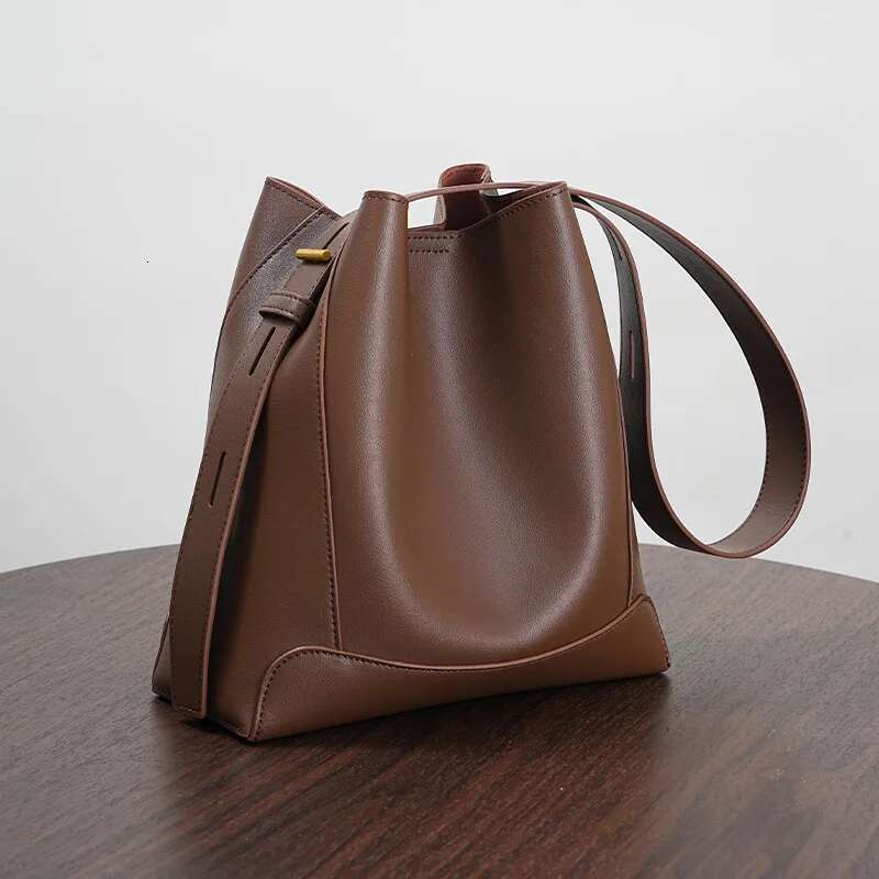 Small and versatile commuter tote shoulder Genuine leather ladies' high-grade exquisite large-capacity crossbody bucket bag
