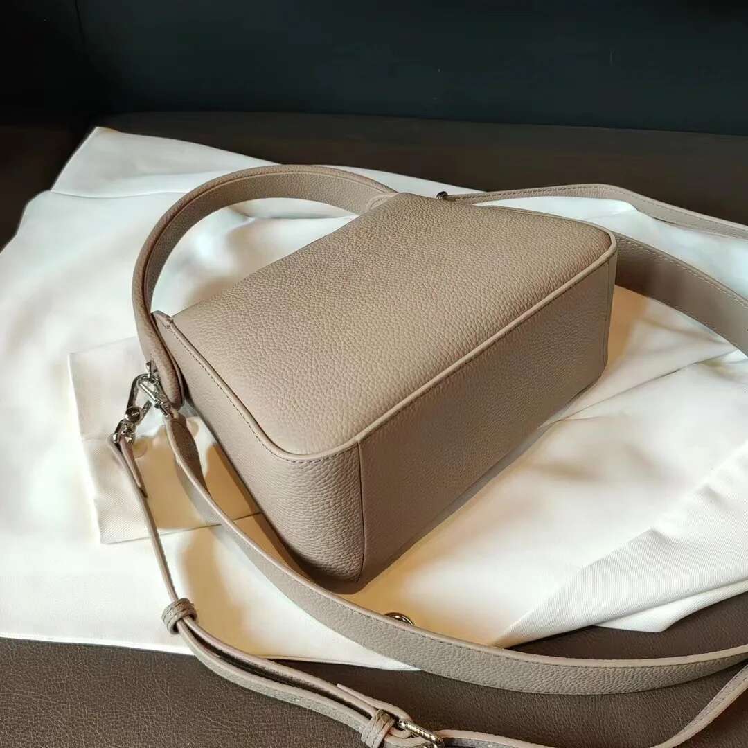 2023 New Soft Totes Female Genuine Leather Shoulder Women Messenger Bags Ladies Classic Shopping Handbags Gray