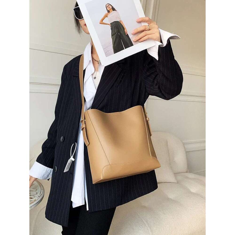 Small and versatile commuter tote shoulder Genuine leather ladies' high-grade exquisite large-capacity crossbody bucket bag