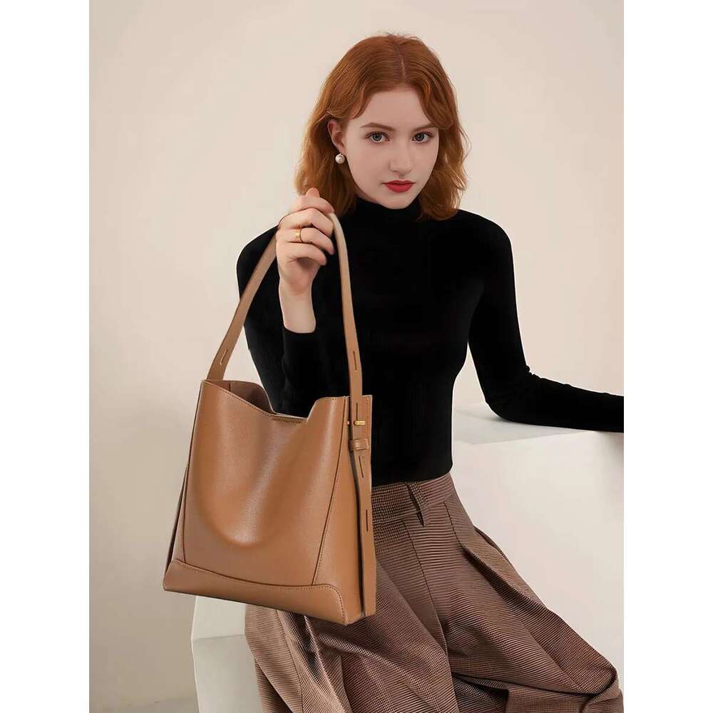 Small and versatile commuter tote shoulder Genuine leather ladies' high-grade exquisite large-capacity crossbody bucket bag