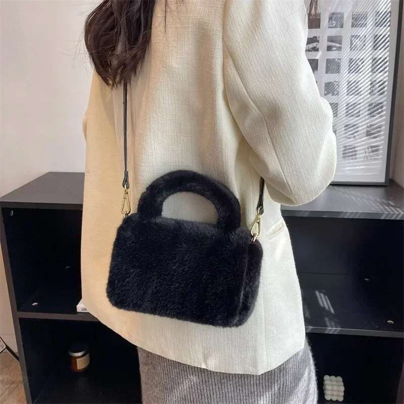 Winter New Women's Plush Bag Trend Designer Small Crossbody Fluffy Tote Bags Clutch Purse Versatile Handbag