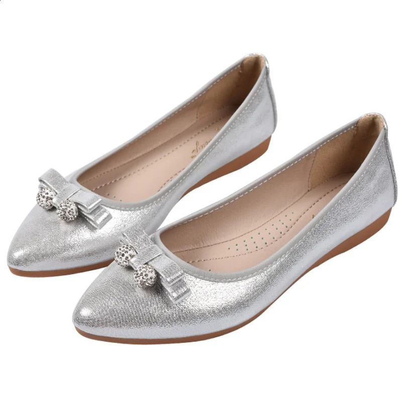 spring and autumn single shoes flat scoop shoes round head soft bottom shallow mouth mother shoes large size WSH2476 250214