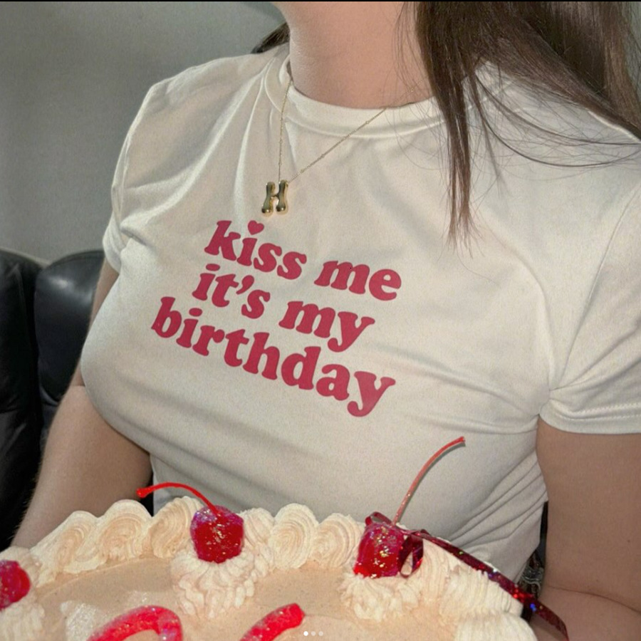 Kiss Me It My Birthday Letter Printed Short Sleeved Women Slim Fit T-shirt 2025 Designer Free Shipping Trend Versatile
