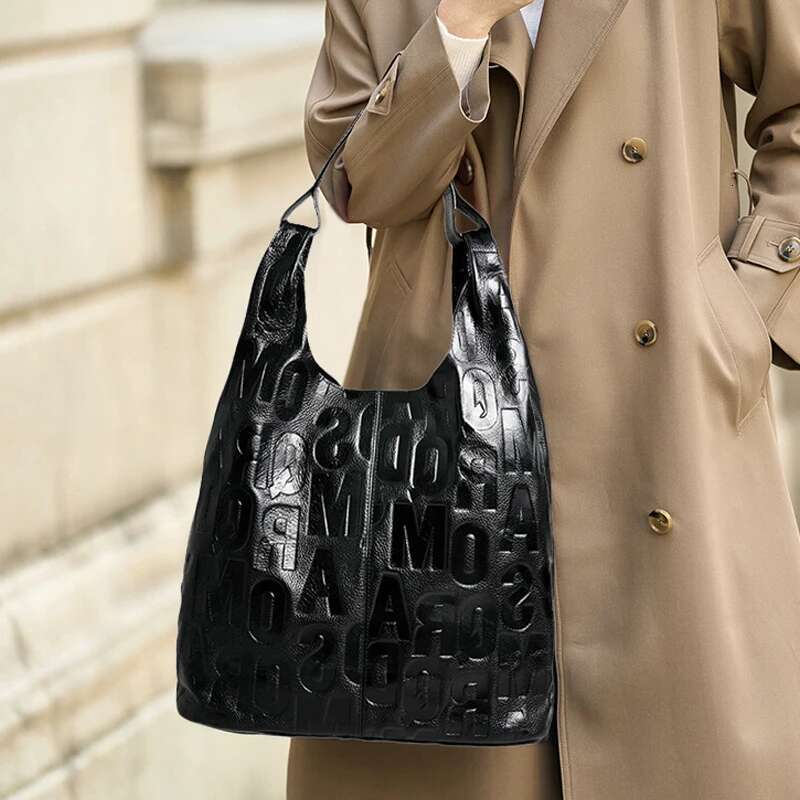 2025 New Letter Print Cowhide Tote Hanlebag For Women Casual Large Capacity Commuter Genuine Leather Armpit Shoulder Bag