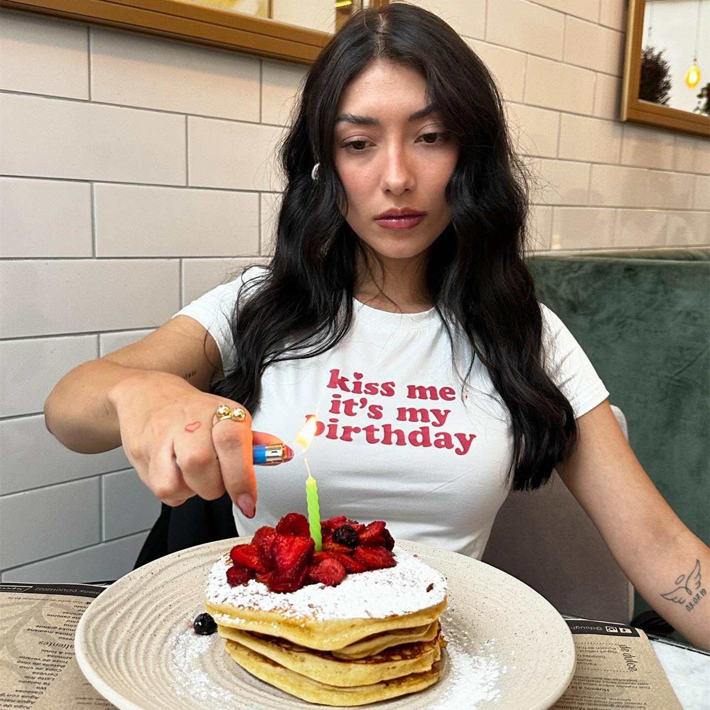 Kiss Me It My Birthday Letter Printed Short Sleeved Women Slim Fit T-shirt 2025 Designer Free Shipping Trend Versatile