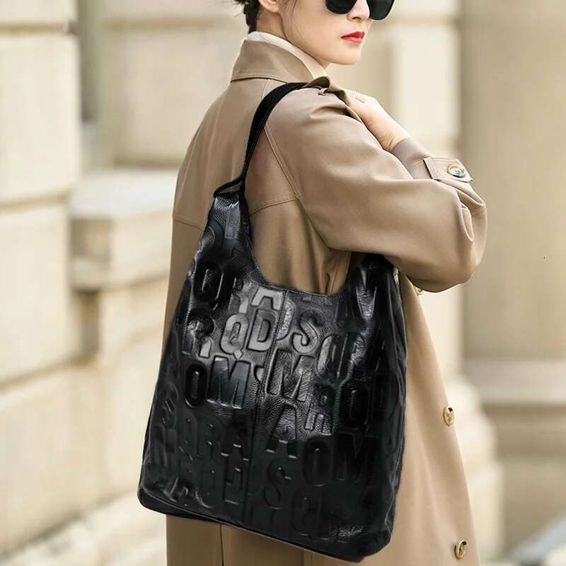 2025 New Letter Print Cowhide Tote Hanlebag For Women Casual Large Capacity Commuter Genuine Leather Armpit Shoulder Bag