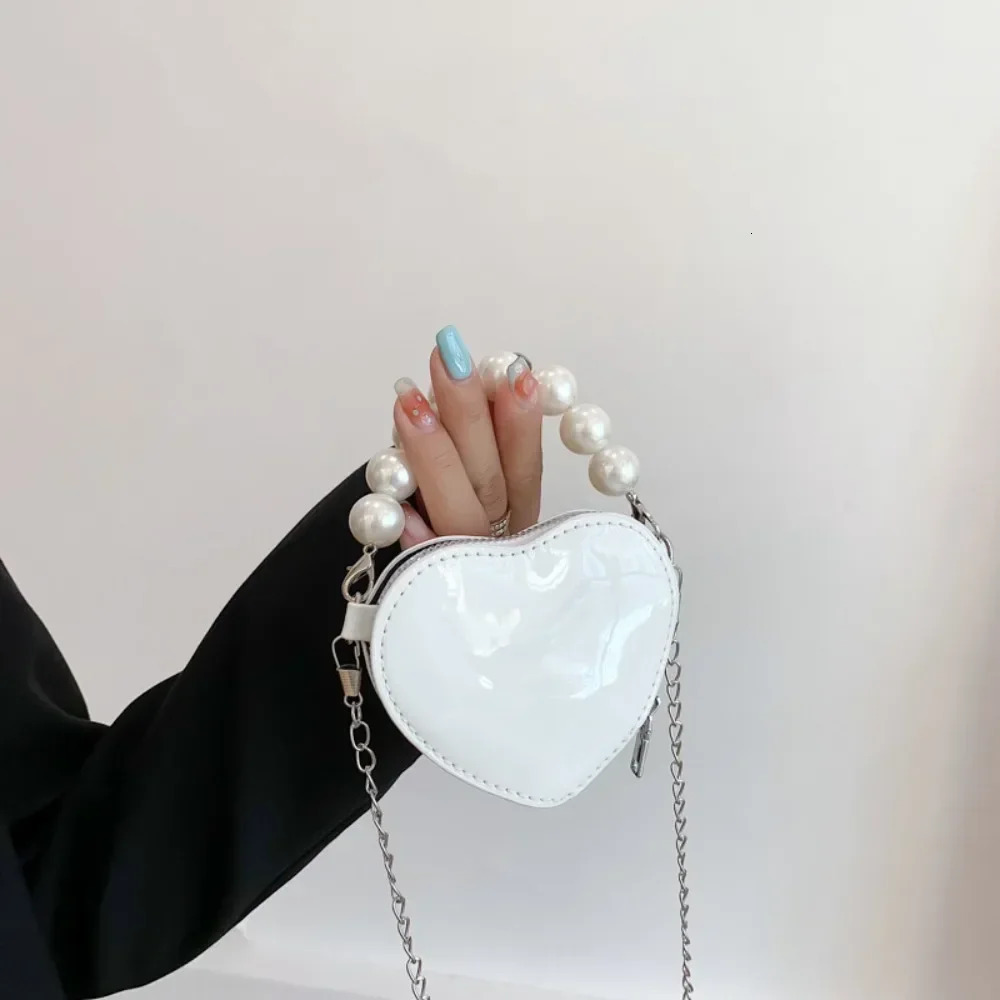 Love Mini Small Bag Female 2024 High-grade Texture Heart-shaped Small Bag Girl Heart Niche One-shoulder Messenger Bag Purse 250207