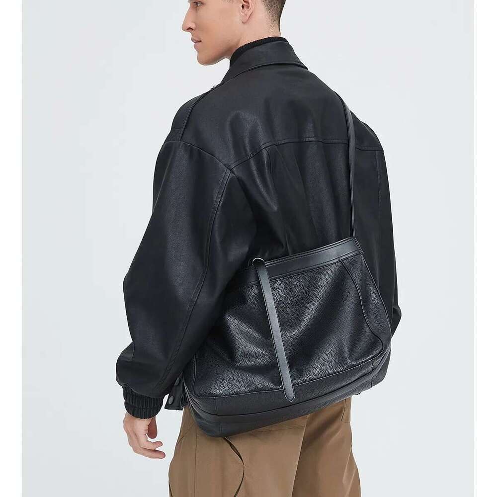 Men's Lychee Patterned Soft Leather Crossbody Simple Daily Commuting Shoulder Bag