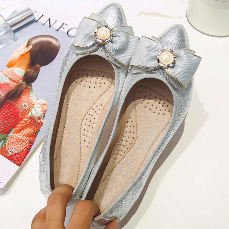 spring and autumn single shoes flat scoop shoes round head soft bottom shallow mouth mother shoes large size WSH2476 250214