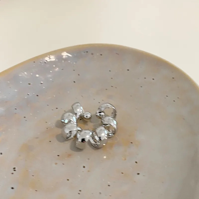 Simple Metal C Shape Hollow Ear Clip for Women Personality Twisted Irregular Non Piercing Cartilage Cuff Jewelry Accessories 250213